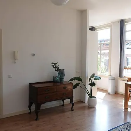 Volledig Appartement Nabij Vele Voorzieningen! דירה *
